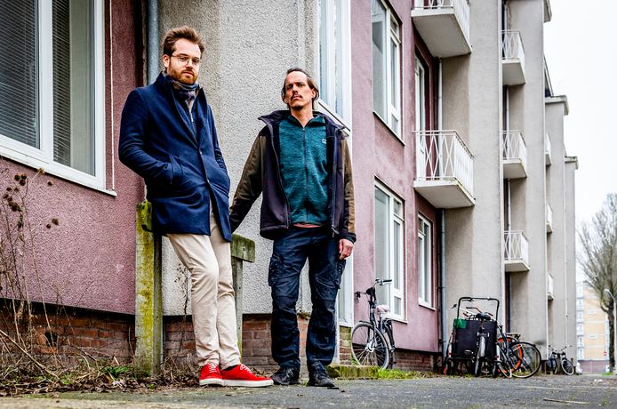 David van der Schoor (29, links) en Ben Pardijs moeten volgende maand hun flat aan de Noordendijk uit.