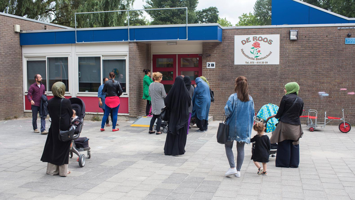 Ouders en kinderen op het schoolplein van basisschool De Roos. De Zaanse school zou gelieerd zijn aan Gülen. Beeld Ton Koene