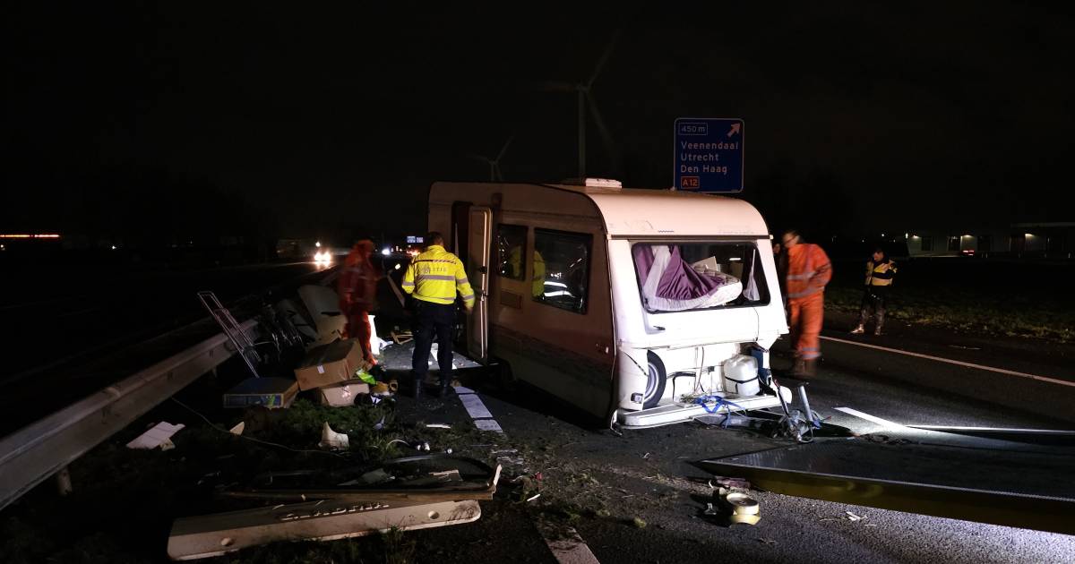 A30 bezaaid met brokstukken van caravan na ongeval met bestelbus.