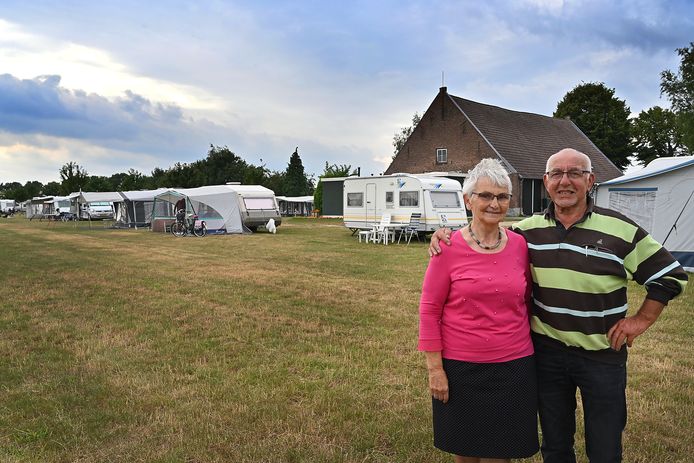 Truus en Wim Bardoel nemen na bijna veertig jaar afscheid van hun camping Op den Drul in Linden.