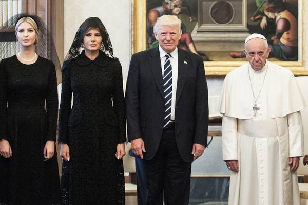 Trump bezoekt paus Franciscus. Maar op deze foto lijken ze er allebei niet evenveel zin in te hebben