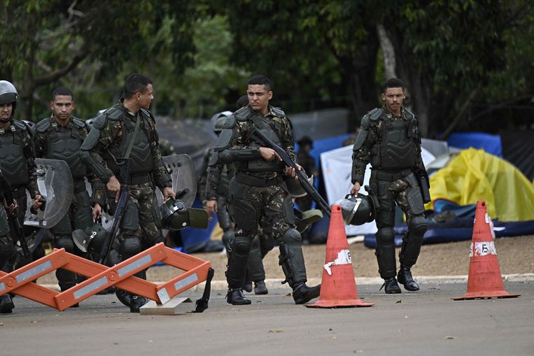 Braziliaanse militairen ontmantelen maandag een kamp van Bolsonaro-aanhangers in de hoofdstad Brasília. Beeld AFP