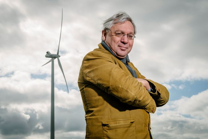 Epidemioloog en voormalig huisarts Dick Bijl voor een windturbine In Houten.