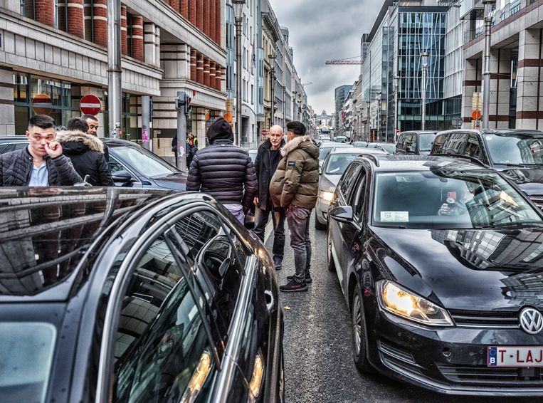 De chauffeurs van Uber blokkeerden deze week in- en uitvalswegen van Brussel. Ze kunnen vanaf 18 uur op vrijdagavond niet meer werken met de app.  Beeld Tim Dirven