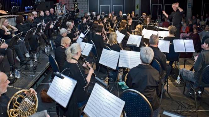 Jubileumfeest voor dirigent tijdens jaarconcert Koninklijke Harmonie Verbroedering Vorselaar