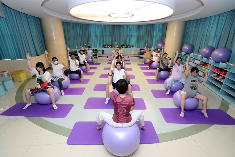 Zwangerschapsyoga in China. Na de eenkindpolitiek is er behoefte aan gezinnen met meer kinderen, als antwoord op de vergrijzing. Beeld Visual China Group via Getty Ima