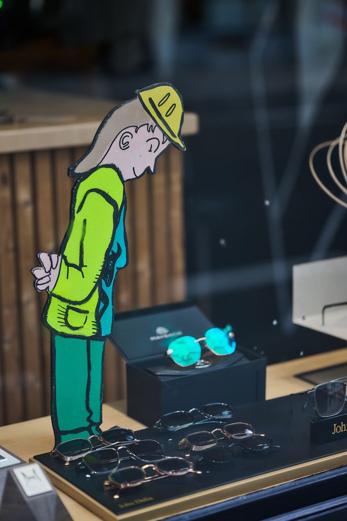 Kunstenaar Axel Claes fleurt etalages Dansaertwijk op tijdens