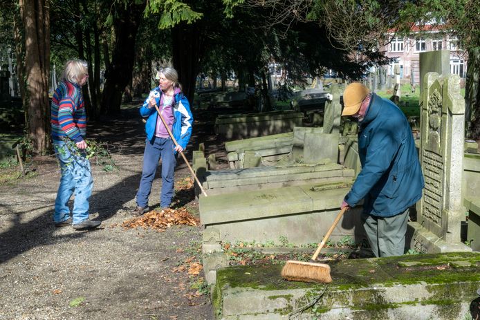 Jeroen van Zuylen, Rosemarie van Aken en Wim Desserjer (van links naar rechts) tijdens de NLdoet-actie op Begraafplaats Daalseweg in Nijmegen.