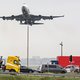 De helft minder vluchten, maar nog steeds zijn vliegtuigen halfvol. Waarom dan toch de lucht in?