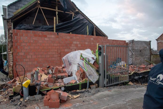 Van de ruwbouw schiet enkel nog puin over nadat een stormwind over de woning in de Lange Bergstraat raasde.