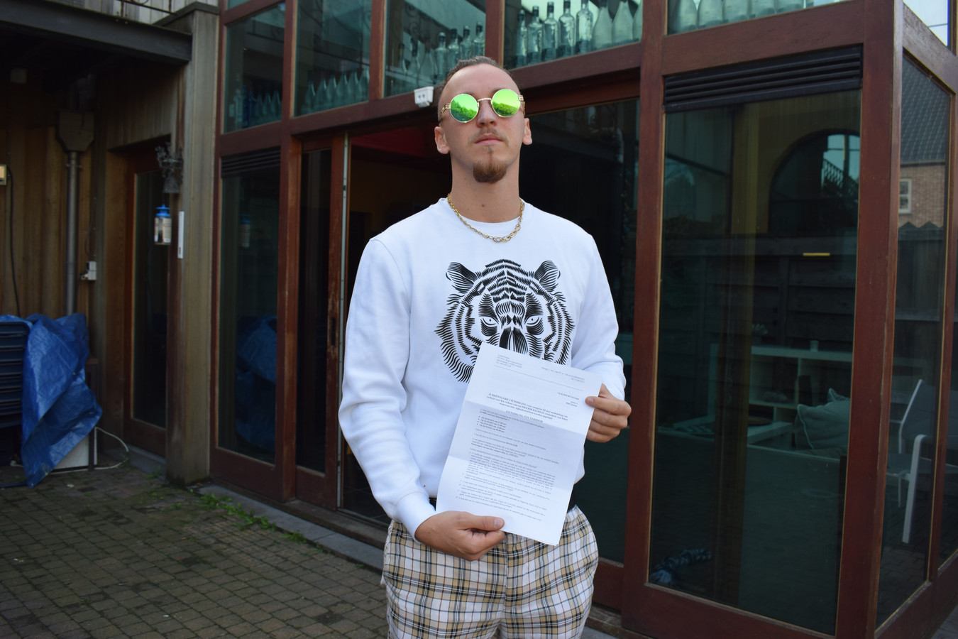 Presta met de brief van de politie dat hij zich moet gaan verantwoorden.