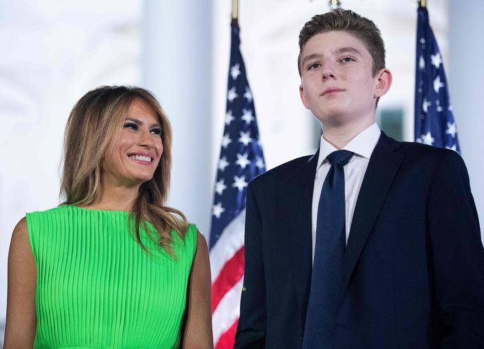 Melania en haar zoon Barron op een foto van augustus 2020.