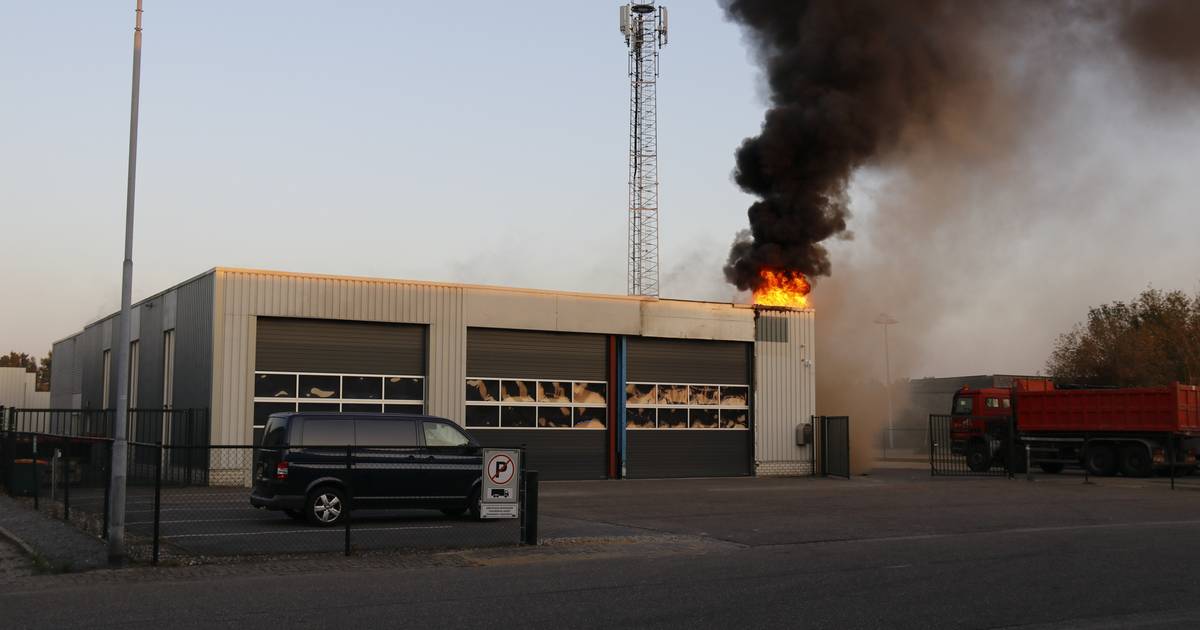 Grote brand bij bedrijf aan Transportcentrum Beugen | Boxmeer | gelderlander.nl - De Gelderlander