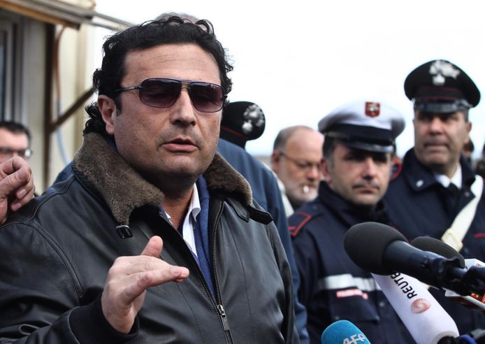 Foto d'archivio.  Il capitano Francesco Schettino parla con i giornalisti al porto del Giglio.  (27/02/2014)