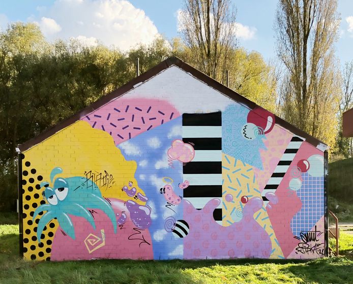 Samen met een vriend maakt Tongenaar Flip Vroonen de kleurrijke graffitimuur.
