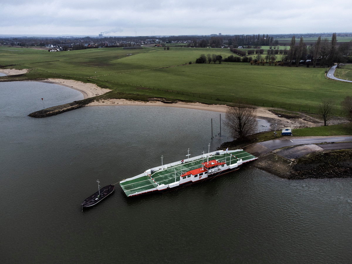 De ketting van het Looveer is gerepareerd; pont tussen Huissen en Loo is weer in de vaart Foto