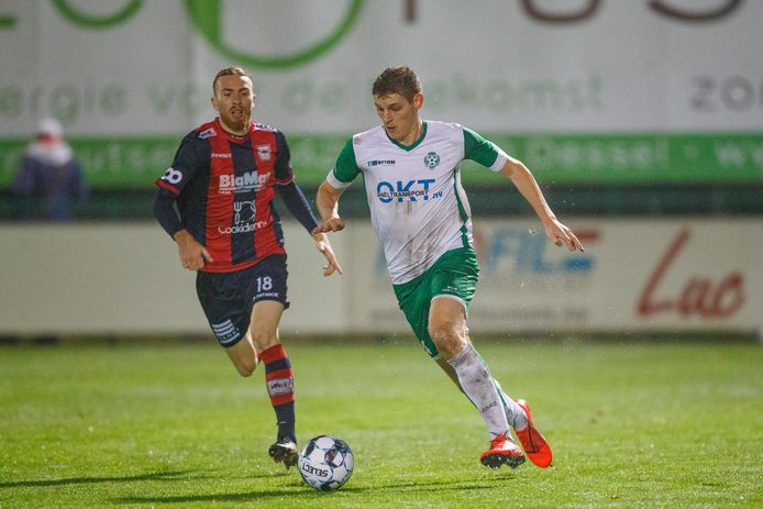 Lennert Versmissen (r.) in duel met Vivian Benoit Nyssen van FC Luik.