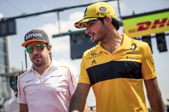 Fernando Alonso (links) en Carlos Sainz  tijdens de Grote Prijs van Hongarije eind juli.
