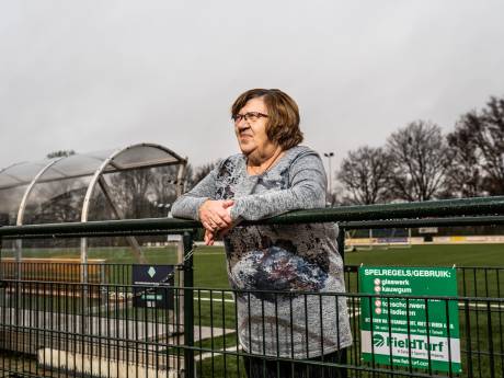 Betsy (73) is onmisbaar voor de mannen van de voetbalfederatie in Arnhem