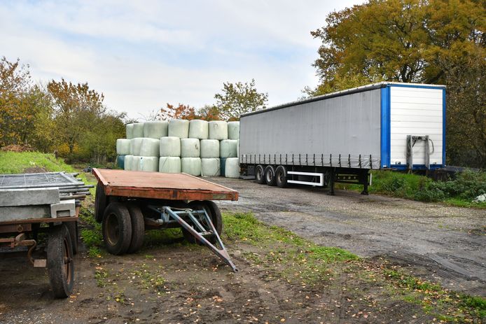 De bewuste trailer met vaten, gevuld met chemicaliën, op een perceel van slagerij Ten Oever.