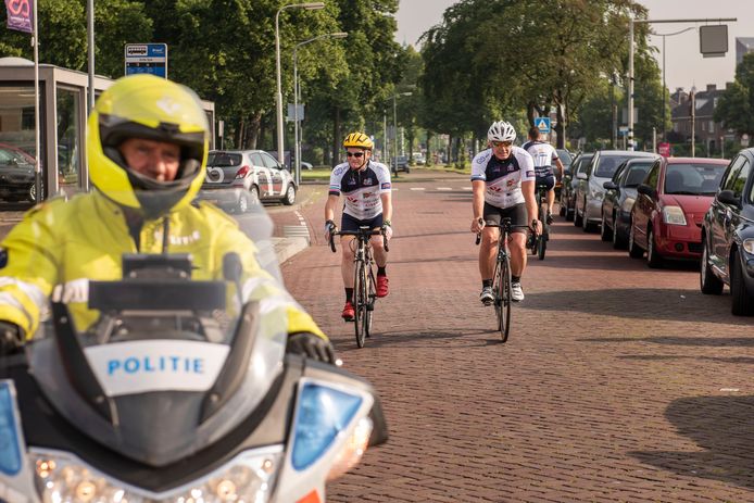 Cees de Bar en Walter van Sinten van het Corps Baronie, vertrekken op de fiets naar Frankrijk.