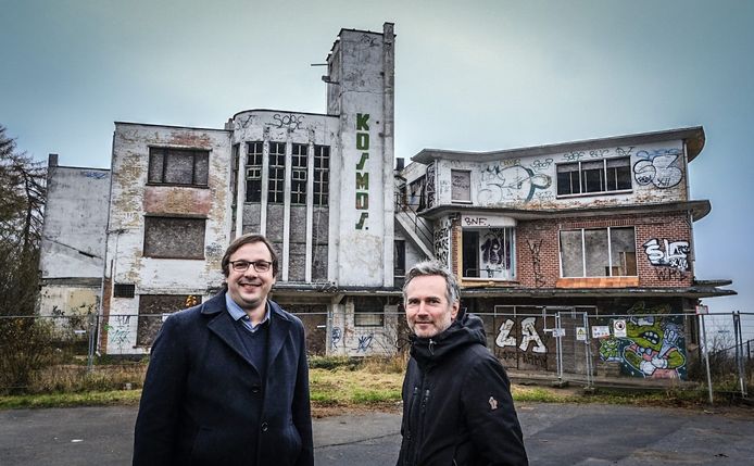 Burgemeester Wieland De Meyer (Gemeentebelangen) en nieuwe uitbater Hendrik Daem voor de Kosmos, dat opnieuw een hotel wordt.