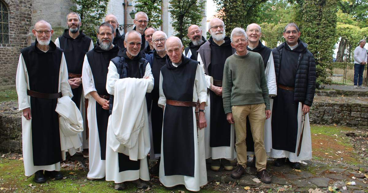 Broeder Stefaan leidt monniken van Westvleteren rond in Sint ...