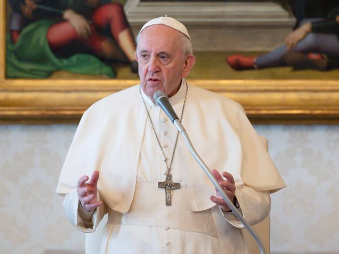 Paus snoeit in lonen van kardinalen om kosten te besparen