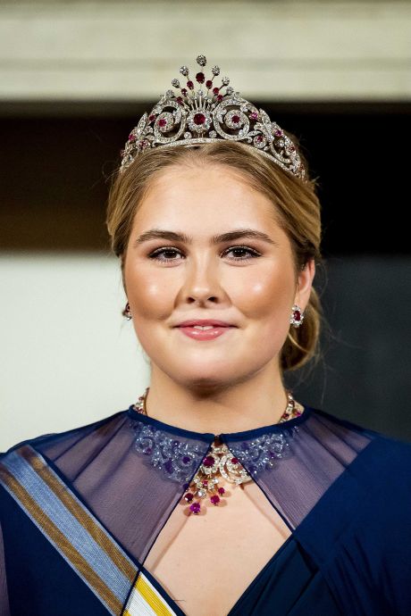 “Elle porte l’histoire sur sa tête”: la princesse Amalia impressionne lors de son premier banquet d'État