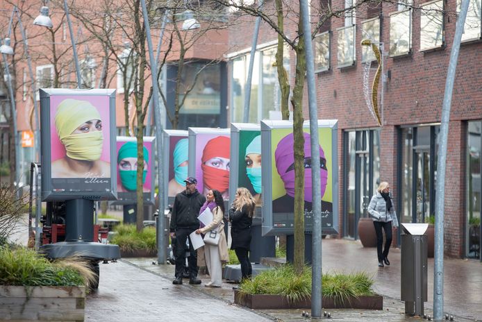 De fotoexpositie "Open je Ogen" van CoMensha om mensenhandel onder de aandacht te brengen.