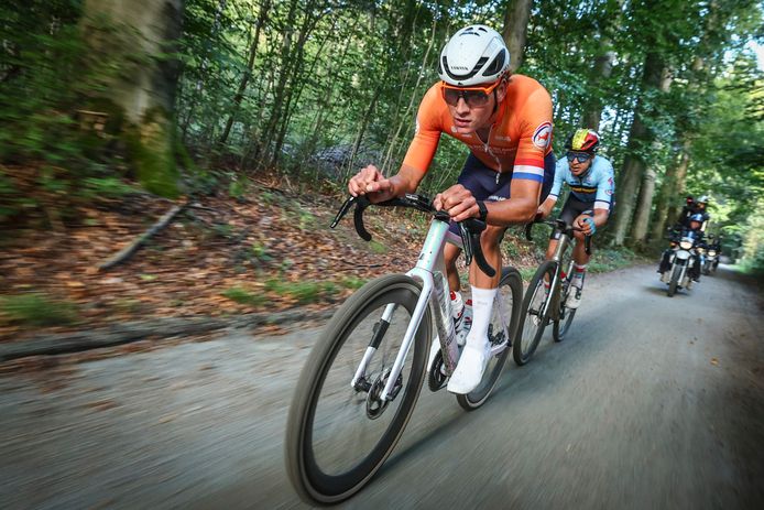 LIVE WK gravel | Mathieu van der Poel rijdt Belg uit het wiel en gaat solo op weg naar wereldtitel | Meer sport | gelderlander.nl