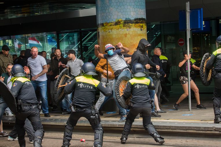 Demonstranten bij het Centraal Station in Den Haag. Beeld Arie Kievit