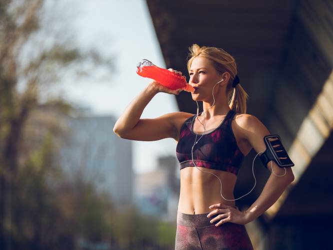 Welke sportdrankjes en -gels kan je het beste drinken tijdens het lopen? Voedingsdeskundige geeft advies