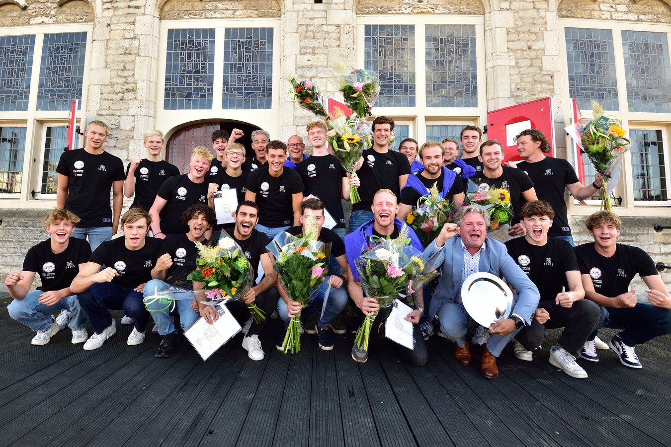 Waterpolokampioenen GZC Donk gehuldigd op het balkon van het Goudse