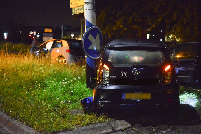 De schade aan twee auto's na een ongeluk in Etten-Leur.