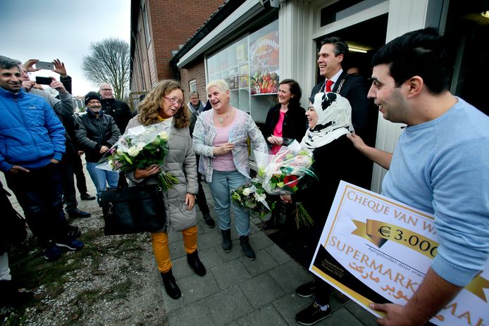Maart 2018: Winkelier Rateb Shoufan neemt een cheque van 3.000 euro in ontvangst.