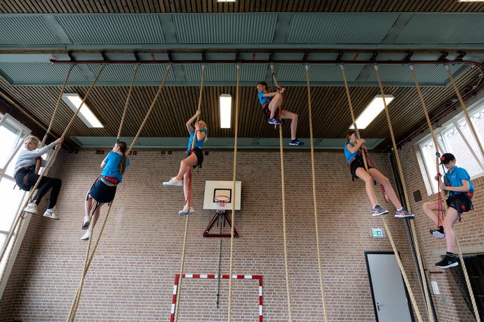 Leerlingen Sint Janslyceum in Den Bosch in de touwen tijdens een 'positiviteitsfestival'.