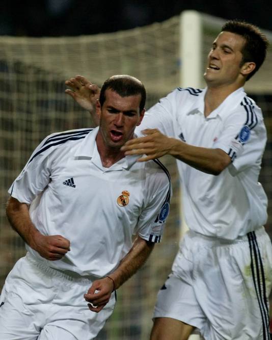 Santiago Solari (r) feliciteert zijn teamgenoot Zinedine Zidane met zijn goal namens Real Madrid tegen FC Barcelona op 23 april 2002.