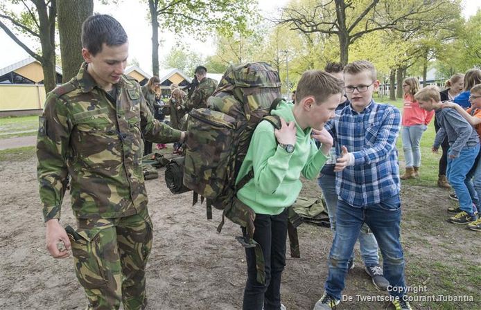 Leerlingen krijgen een dagje 'les' van militairen.