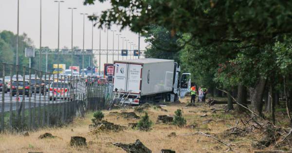Vrachtwagen raakt van de weg bij A50: rechterrijstrook dicht