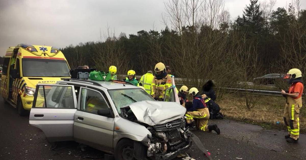 A1 bij Kootwijk dicht na ongeluk met Maserati.