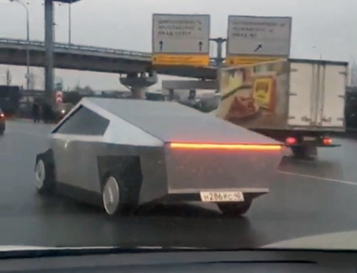 Een namaakversie van de Tesla Cybertruck rijdt op de ringweg rond Moskou.