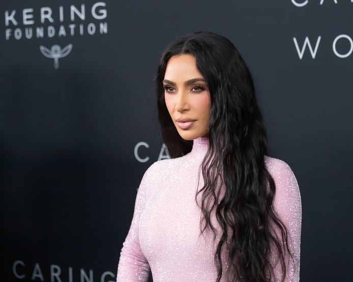 Kim Kardashian ruilt haar lange haarlokken in voor een korte buzz cut.