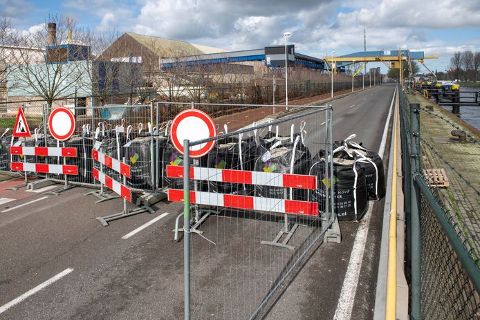 De vanwege verzakkingsgevaar sinds eind februari afgesloten Westkade in Sas van Gent, ter hoogte van kunstmestfabriek Rosier.