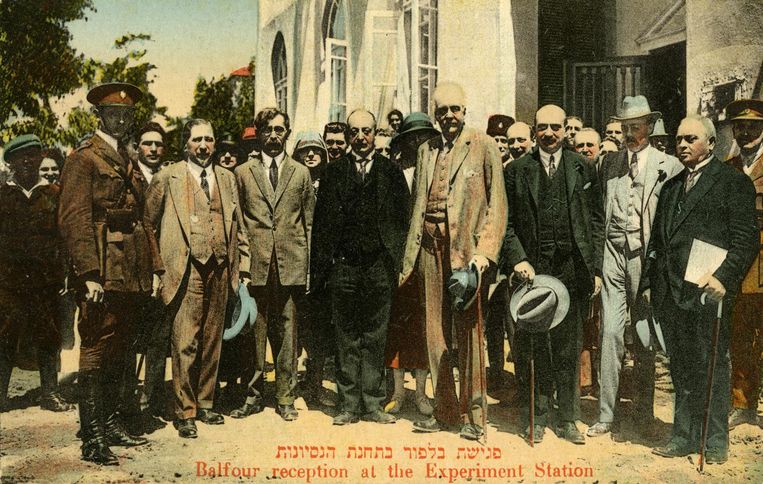 Arthur James Balfour (langste persoon in de voorste rij) geeft een receptie in Tel Aviv tijdens zijn bezoek aan Palestina in 1925. Beeld Getty Images