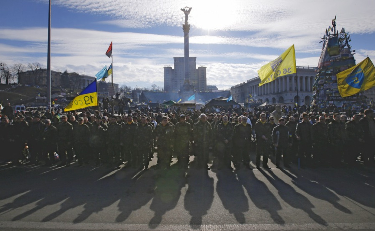 Leden van de zelfverdedigingstroepen op het Onafhankelijkheidsplein in Kiev. Deze vrijwilligers krijgen een militaire training buiten de Oekraïense hoofdstad. Beeld epa