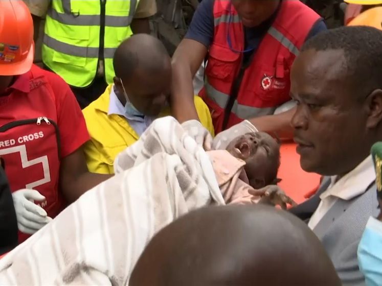 Reddingswerkers halen meisje onder puin vandaan in Kenia