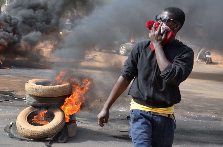 Een demonstrant in Niamey gisteren tijdens de rellen om de nieuwe cover van het Franse blad Charlie Hebdo. Beeld afp