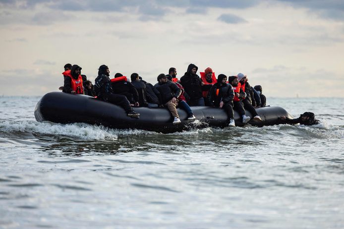 Migranten aan boord van een bootje, vlakbij Duinkerken, Noord-Frankrijk, in een poging Europa te bereiken.