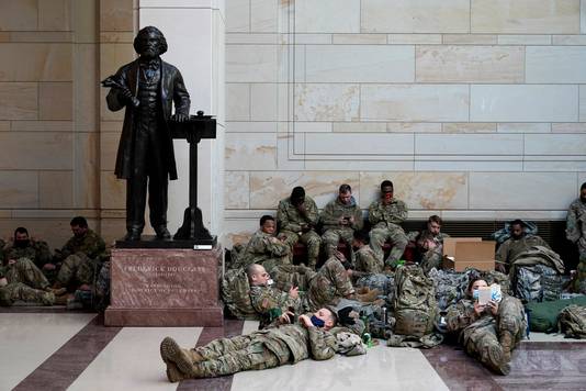 De nationale garde in het bezoekerscentrum van het Capitool, om te zorgen dat het impeachmentdebat veilig verloopt.